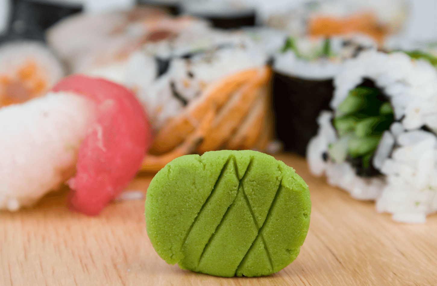 Wasabi e sushi assortito in primo piano.