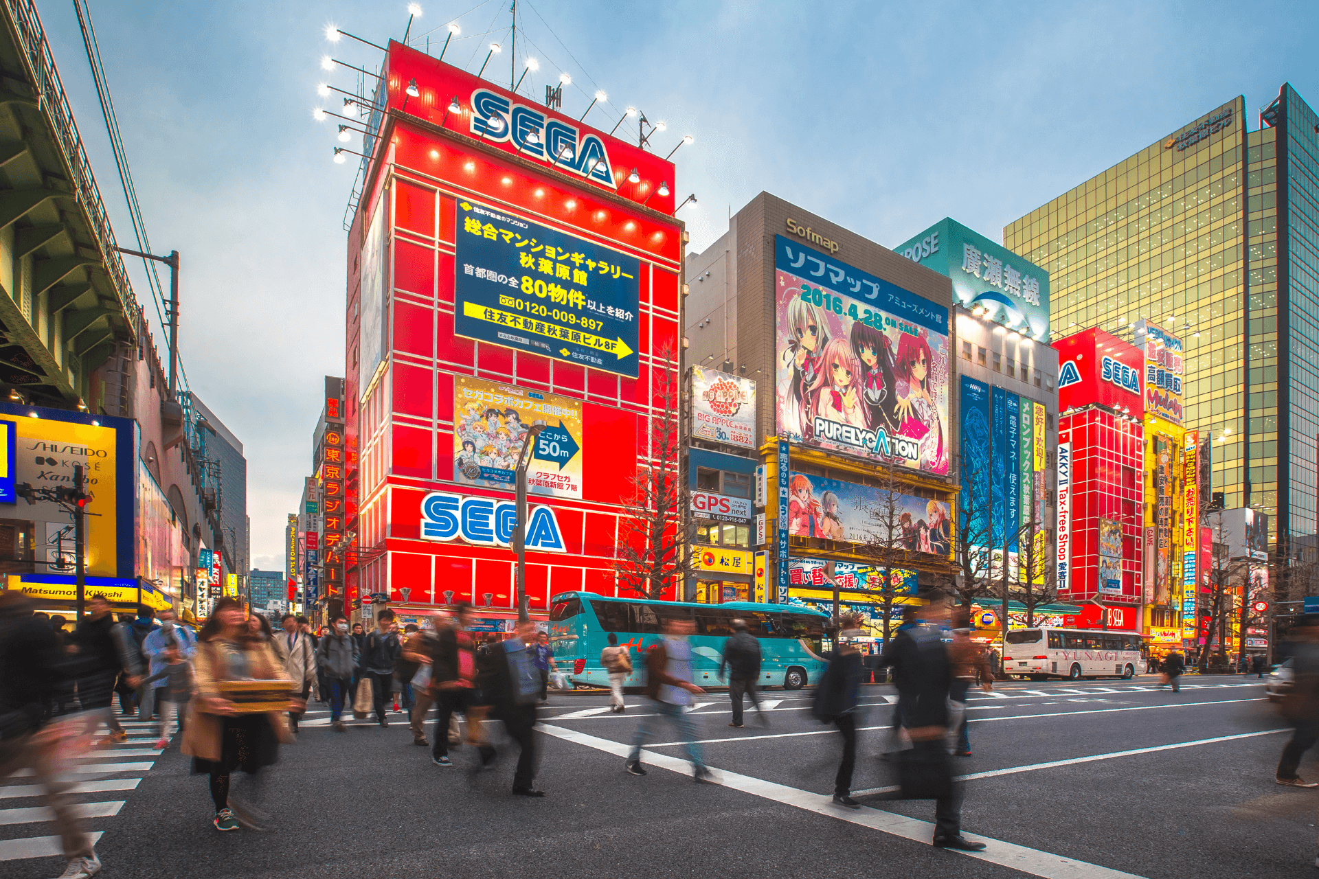 Strada affollata con insegne luminose a Tokyo.