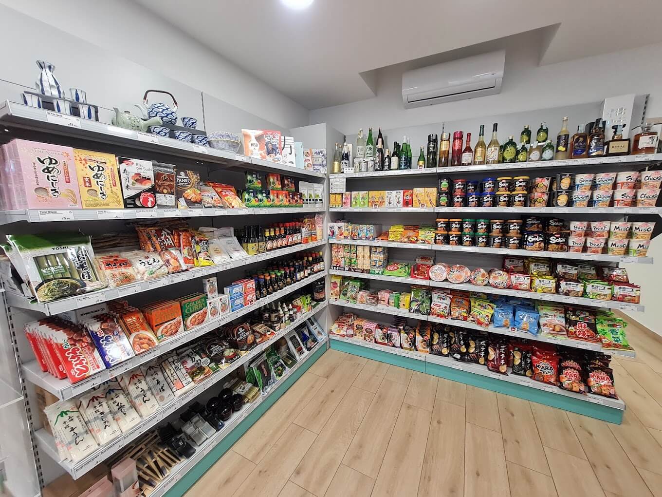 Negozio di alimentari asiatici, scaffali ben forniti.