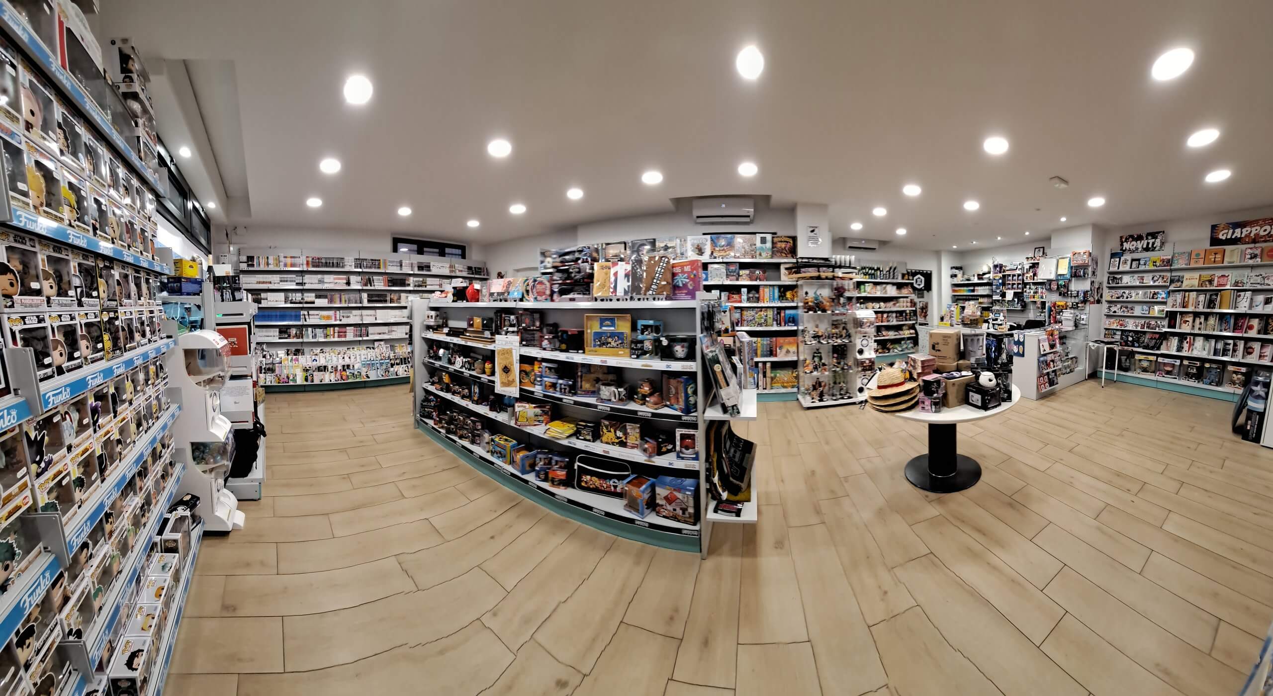 Negozio di fumetti e collezionabili interni.