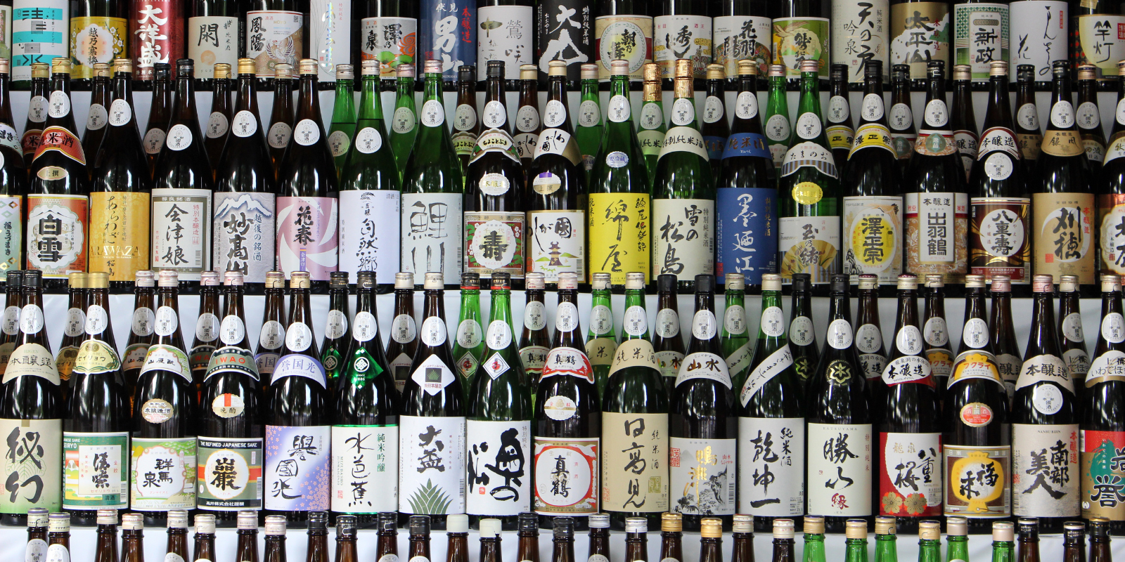 Assortimento di bottiglie di sakè giapponese