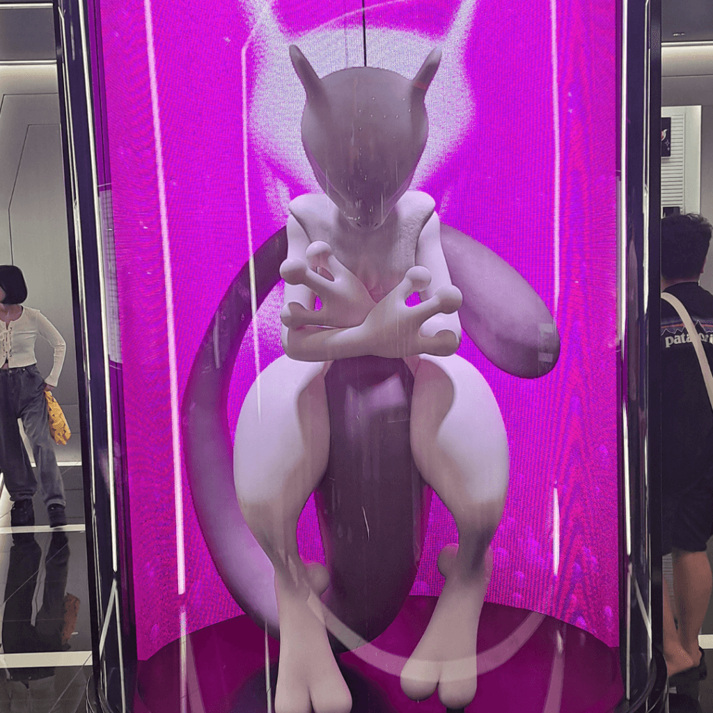 28. statua mewtwo
